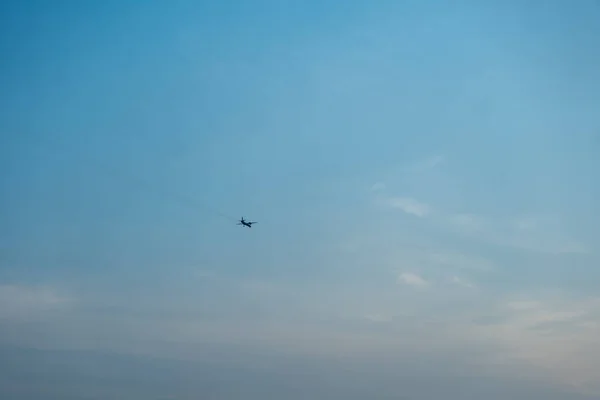 Image Airplane Traverses Boundless Blue Sky — Stock Photo, Image