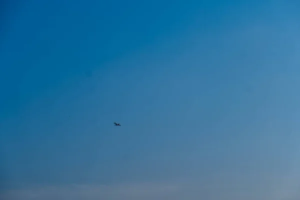 Посмотрите Волнующую Свободу Полета Самолет Скользит Безграничному Пространству Чистого Лазурного — стоковое фото