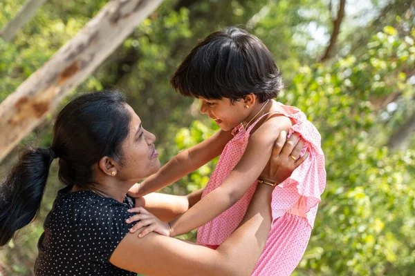 Sea Testigo Increíble Conexión Entre Una Madre Hija Mientras Levanta — Foto de Stock