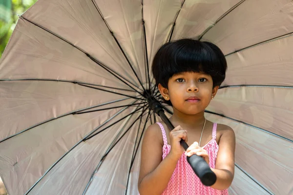 Portrait Une Personne Regardant Caméra Tout Tenant Parapluie Accessoirisant Protégeant — Photo