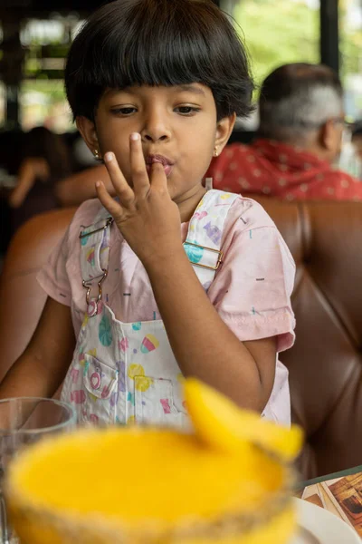 Esta Imagen Trata Niña Lamiendo Dedo Batido Mango Lleno Vidrio — Foto de Stock