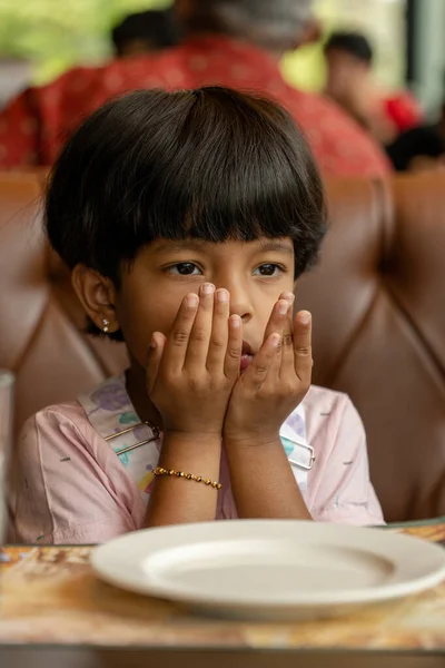 Esta Imagen Acerca Chica Rezando Antes Comida Restaurante Vestido Rosa — Foto de Stock