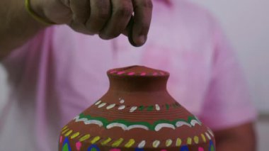 Bu video para biriktirmek için undiyale para koymakla ilgili.