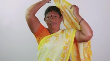 Bu video, arka plana sari koyan Güney Hintli bir kadın hakkında.
