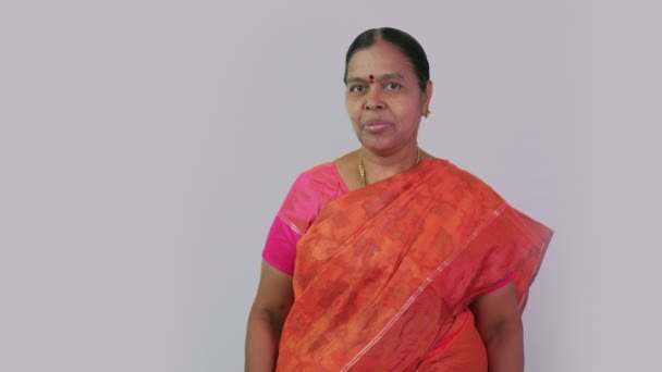 Video Arka Planda Kameranın Önünde Vanakkam Diyen Güney Hintli Bir — Stok video