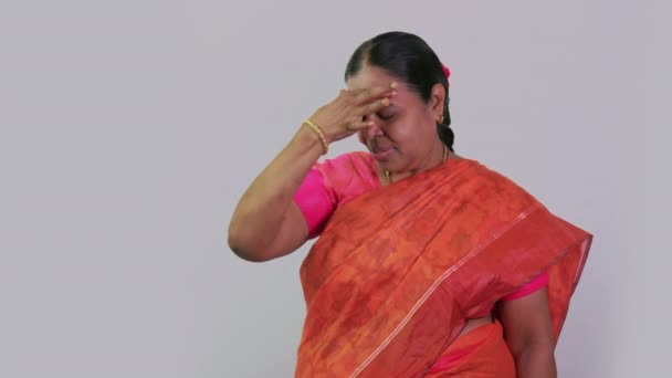 Видео Южноиндийских Женщинах Показывающих Головной Убор Перед Камерой Обычном Фоне — стоковое видео