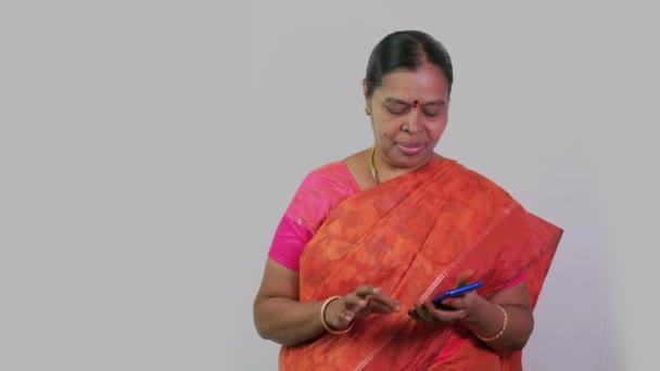 Diesem Video Geht Eine Südindische Frau Die Vor Der Kamera — Stockvideo