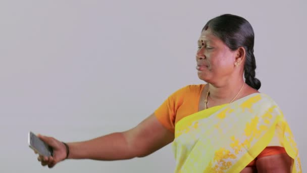 Toto Video Jihoindiánské Ženě Která Fotí Selfie Před Kamerou Prostém — Stock video
