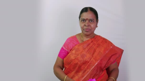 Eine Südindische Frau Einem Traditionellen Sari Hält Vor Der Kamera — Stockvideo