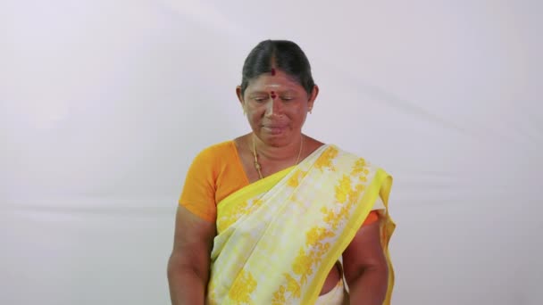 Videó Egy Dél Indiai Nőről Szól Aki Megáldja Asirvathamot Kamera — Stock videók