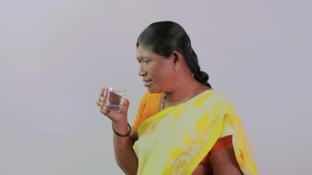 Video Arka Planda Cam Içinde Içen Güney Hintli Bir Kadın — Stok video