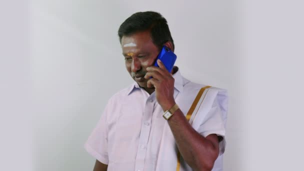 Video Beyaz Gömlek Dhoti Üzerinde Cep Telefonuyla Konuşan Güney Hindistanlı — Stok video