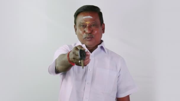 このビデオは南インド人男性が白いシャツと道徳上の車のキーを与えることについてです — ストック動画