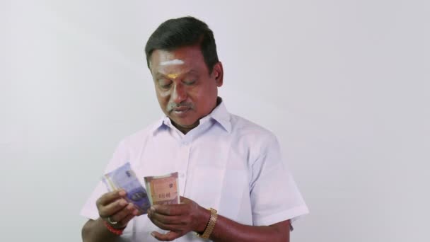 Este Vídeo Sobre Homem Indiano Sul Contando Dinheiro Camisa Branca — Vídeo de Stock