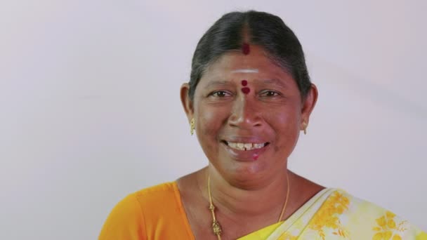 这段视频是关于一个特写的南印度女人在镜头前 在平淡的背景下微笑 — 图库视频影像