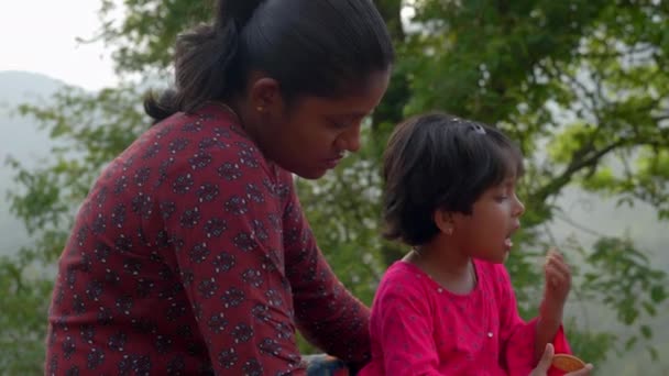 Video Genç Bir Anne Kızının Bir Kanepede Oturup Kremalı Bisküviyi — Stok video