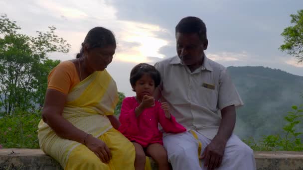 Video Heartwarming Photo Old Indian Couple Kissing Granddaughters Village Couple — Stock Video