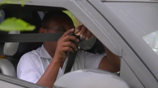 Ten Film Jest Portrecie Dorosłego Indianina Białej Koszuli Pasach Samochodzie — Wideo stockowe
