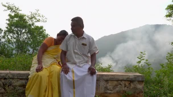 Video Bir Tepe Istasyonunda Tatilin Tadını Çıkaran Emekli Hintli Bir — Stok video