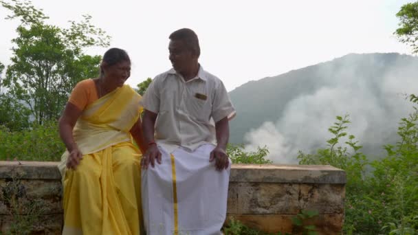 Ett Äldre Indiskt Par Som Ler Blygt Och Njuter Varandras — Stockvideo