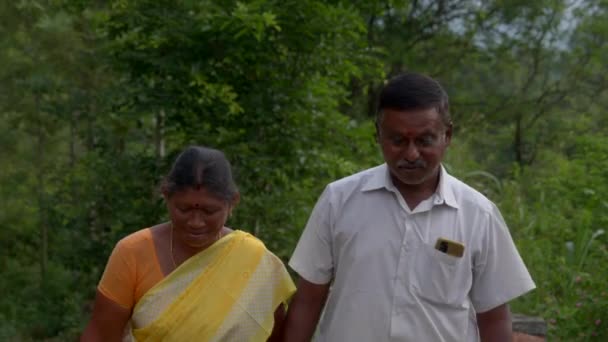 Este Vídeo Sobre Casal Índios Aposentados Sorrir Andar Mãos Dadas — Vídeo de Stock