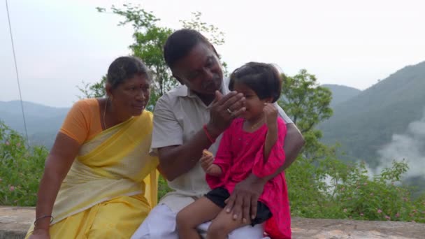 愛するインド人の祖父は彼の若い孫が彼の髪を修正するのを助けます 子供の祖母が見て 彼らに話す間 — ストック動画