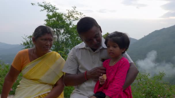 Genç Bir Hintli Kız Büyükannesi Yakınlarda Otururken Büyükbabasını Yanağından Öpüyor — Stok video