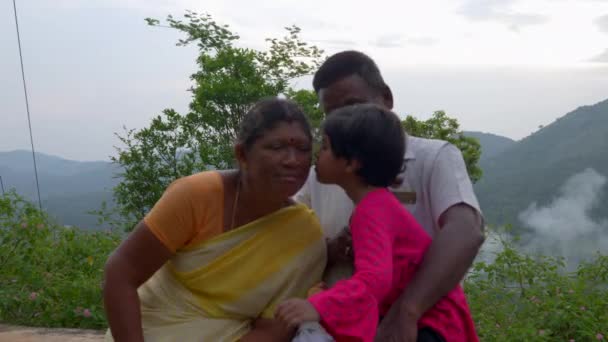 Dağlarla Dolu Bir Arka Planda Büyükannesini Öpen Hintli Bir Kızın — Stok video