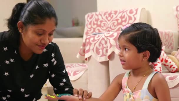 Este Video Trata Sobre Mamá Hija Sonriéndose Mientras Pintan Mano — Vídeos de Stock