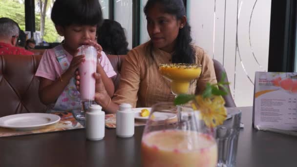 Este Vídeo Sobre Mãe Segurando Suco Para Sua Filha Tabela — Vídeo de Stock