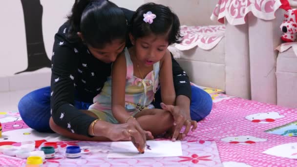 Questo Video Parla Mamma Bambino Che Disegnano Con Spugna Figlia — Video Stock