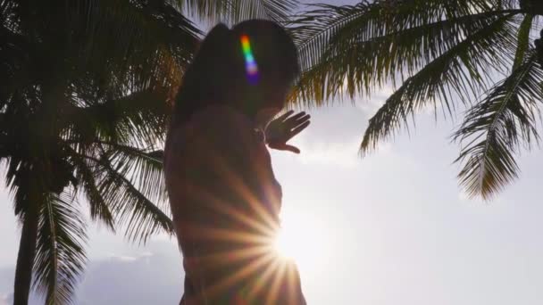 このビデオは 高温のために太陽の前で手を握っている女性についてです — ストック動画