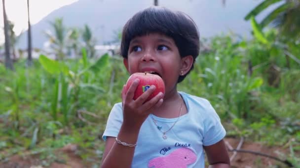 Αυτό Βίντεο Είναι Για Κορίτσι Παιδί Τρώει Μήλο Πράσινη Αγρόκτημα — Αρχείο Βίντεο