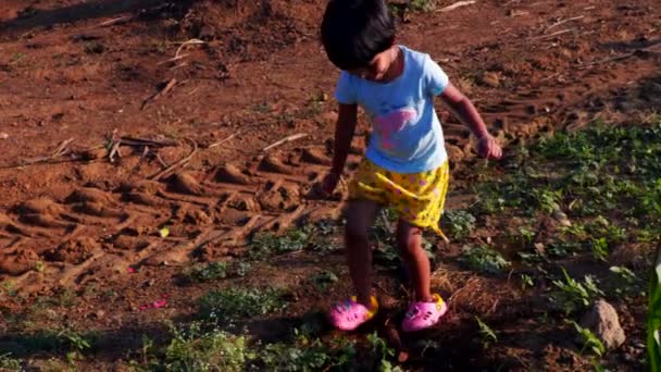 Αυτό Βίντεο Είναι Για Κορίτσι Που Παίζει Υγρή Λάσπη Αργή — Αρχείο Βίντεο