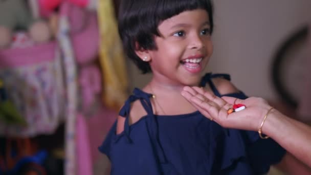Questo Video Parla Una Bambina Che Oppone Sua Madre Dice — Video Stock