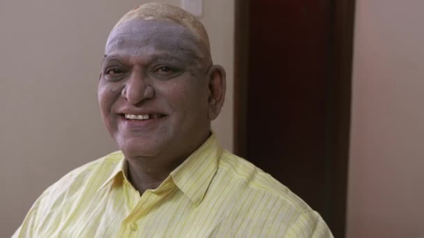 Video Temple Shaved Old Man Clean Hair Smiling Camera — Stock Video