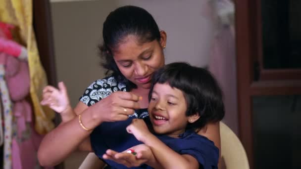 这个视频是关于妈妈强迫孩子吃药的 — 图库视频影像