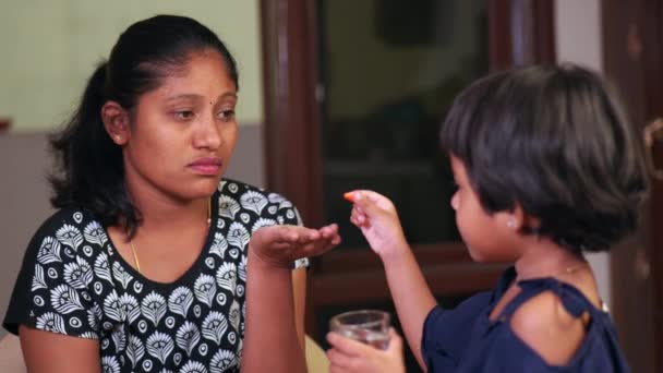 Este Vídeo Sobre Caring Kid Sua Mãe Copo Água Medicina — Vídeo de Stock