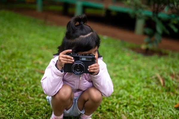 Uma Jovem Garota Segura Uma Câmera Dslr Olha Através Visor — Fotografia de Stock