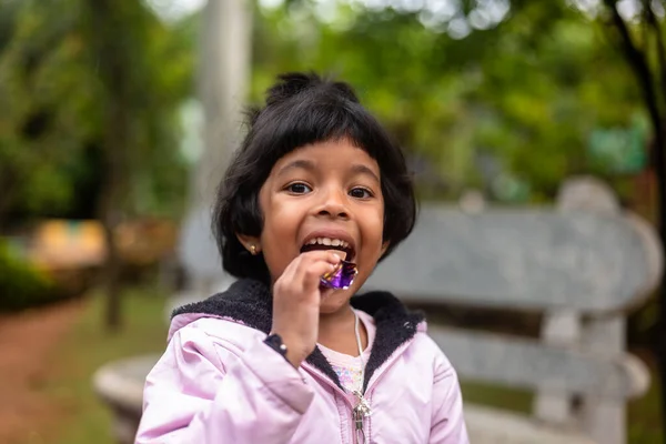 Una Joven Disfrutando Trozo Chocolate Ella Sonríe Mira Cámara Sus — Foto de Stock