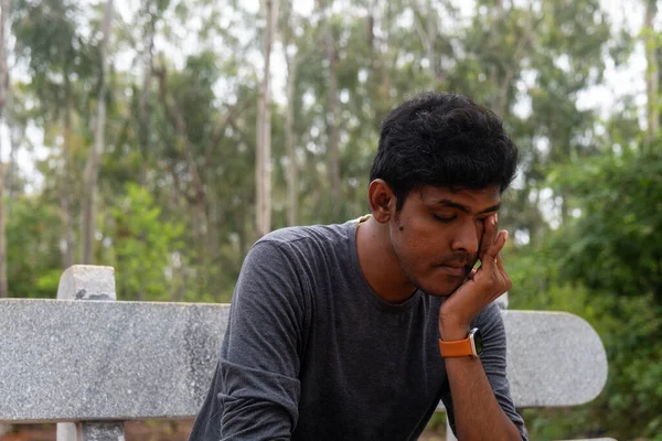 Ένας Καταθλιπτικός Ινδός Κάθεται Ένα Παγκάκι Στο Πάρκο Κλαίγοντας Στο — Φωτογραφία Αρχείου