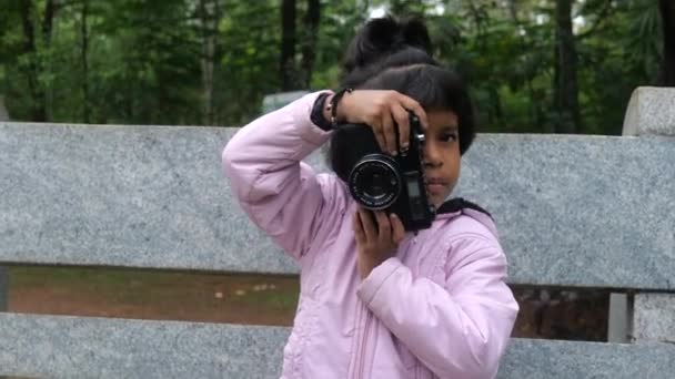 这段视频是关于印度5岁女孩用相机拍照的 — 图库视频影像