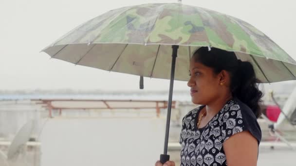 Una Joven India Vestida Con Ropa Tradicional Está Pie Bajo — Vídeos de Stock