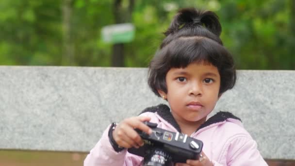 Este Vídeo Sobre Menina Cinco Anos Tirando Fotos Com Câmera — Vídeo de Stock