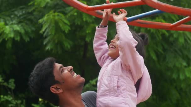 Ojciec Córka Wspinają Się Małpie Bary Parku Ojciec Pomaga Córce — Wideo stockowe