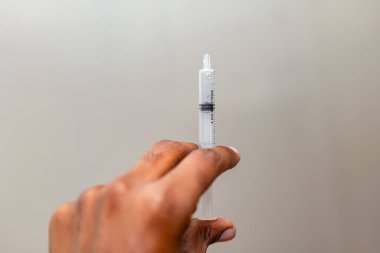 Tıbbi tedavi gören bir kişi iğne yapıyor.