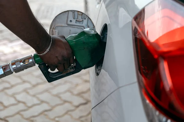 Atendente Bomba Gasolina Está Enchendo Combustível Para Carro Beliche Gasolina — Fotografia de Stock