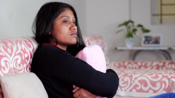 Eine Traurige Frau Sitzt Auf Einer Couch Und Schmiegt Sich — Stockvideo