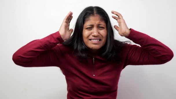 Κοντινό Πλάνο Μιας Θυμωμένης Γυναίκας Που Φωνάζει Και Καλύπτει Αυτιά — Αρχείο Βίντεο
