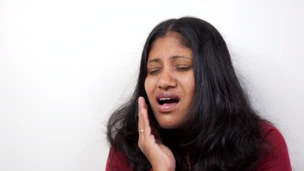 Молодая Женщина Прижимает Руку Щеке Боли Испытывает Зубную Боль — стоковое видео